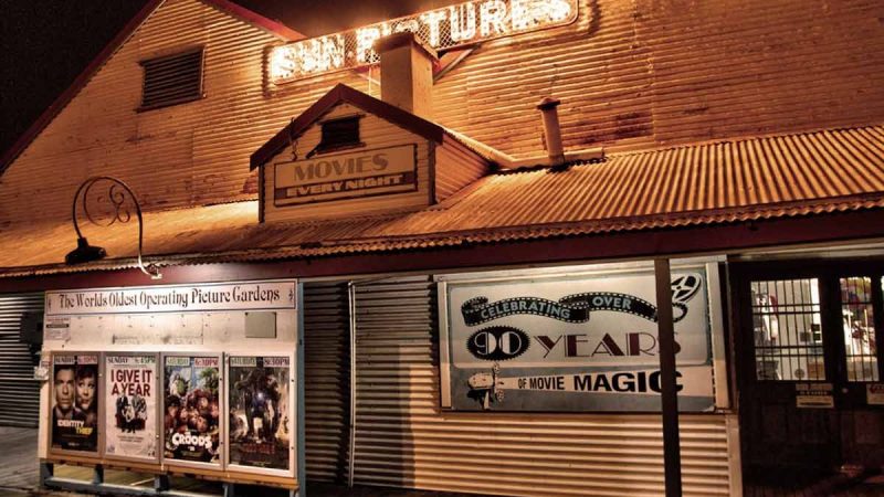 Menonton di Bioskop Paling Populer