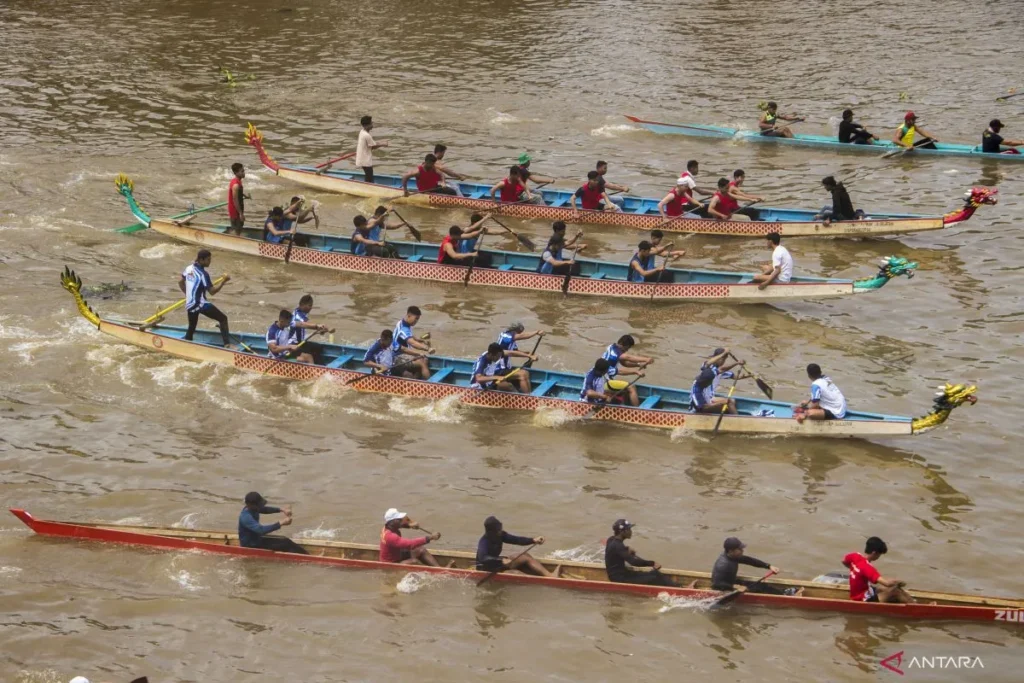 Bersatu Festival Perahu Kano dalam Perlombaan di Sungai