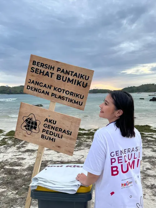 Peduli Lingkungan dengan Aksi Bersihkan Pantai