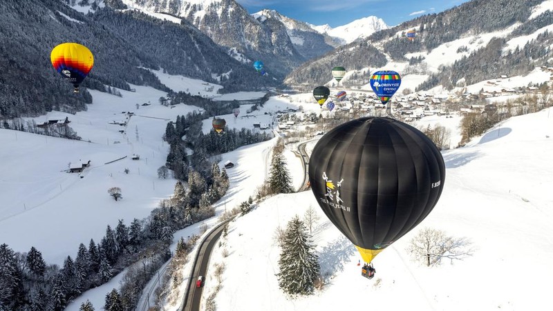 Pemandangan Indah Festival Balon Udara di Pegunungan